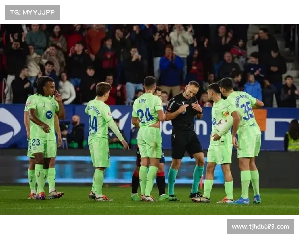 巴萨新任主帅战术风格解析：从控球到高压打法的转变与挑战