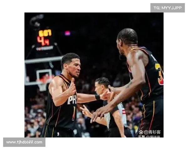 布克在关键时刻的冷静表现助力球队逆袭胜利分析