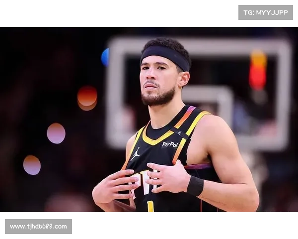 德文·布克凭借比赛中的自信表现成功成为球队核心领袖 德文·布克凭借比赛中的自信表现成功成为球队核心领袖